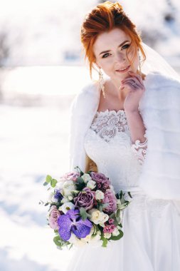 Gelin düğün bouguet zaman içinde kış günü zevk ile portresi