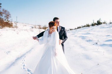 Dışarıda kış günde sarılma romantik yeni evliler 