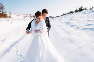 Dışarıda kış günde sarılma romantik yeni evliler 
