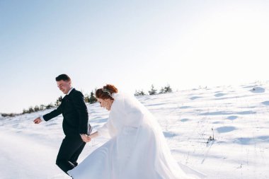 Çayır tarafından yürüyüş ve kış günde elele damat ile gelin