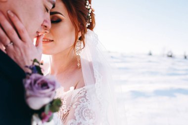 Dışarıda kış günde sarılma romantik yeni evliler 