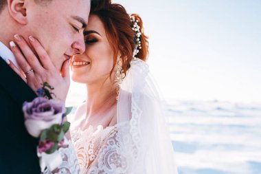 Dışarıda kış günde sarılma romantik yeni evliler 