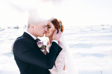 Dışarıda kış günü içinde öpüşme romantik yeni evliler 