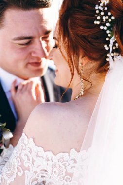 Dışarıda kış günde sarılma romantik yeni evliler 