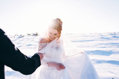 Çayır tarafından yürüyüş ve having fun kış günü damat ile gelin