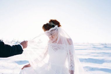 Çayır tarafından yürüyüş ve having fun kış günü damat ile gelin