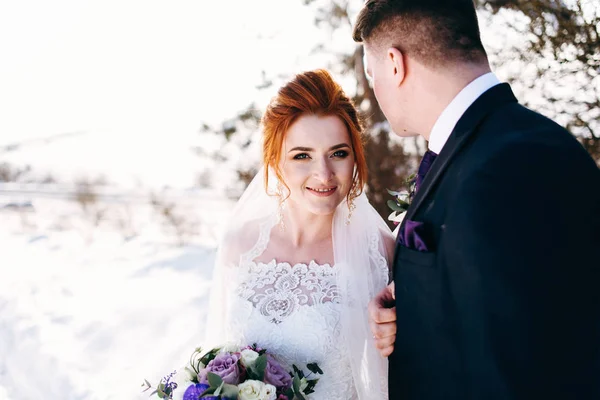 Söt Nygifta Njuta Tiden Tillsammans Utanför Vinterdag — Stockfoto