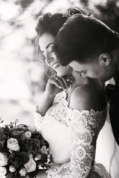 Romantisches Brautpaar Küsst Sich Winter Draußen — Stockfoto