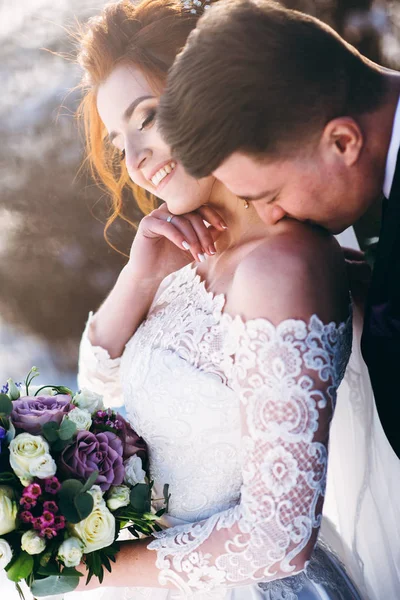 Romântico Recém Casados Beijando Fora Dia Inverno — Fotografia de Stock