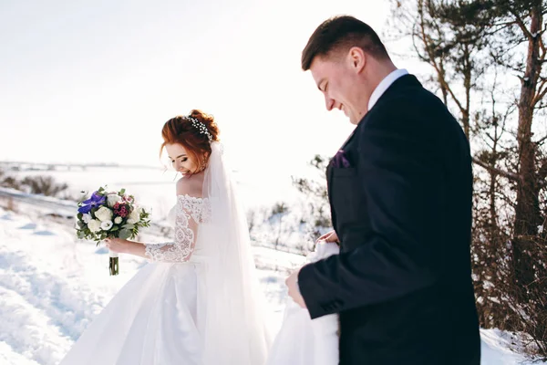 Novia Con Novio Caminando Por Prado Divirtiéndose Día Invierno —  Fotos de Stock