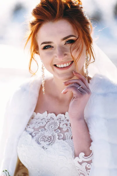 Menyasszony Élvezi Időt Téli Napon Portréja — Stock Fotó