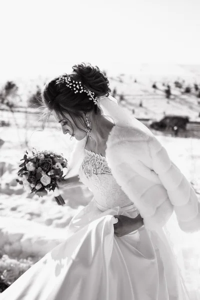 冬の日の時間を楽しむ結婚式 Bouguet と花嫁の肖像画 — ストック写真
