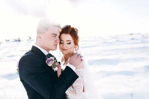 Románticos Recién Casados Abrazándose Afuera Día Invierno —  Fotos de Stock
