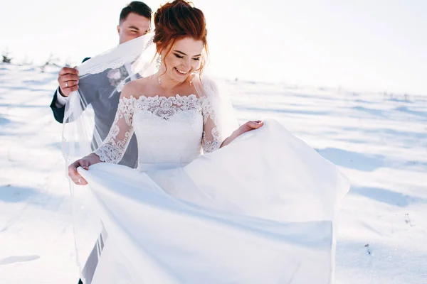Menyasszony Vőlegény Gyaloglás Rét Szórakozás Téli Nap — Stock Fotó