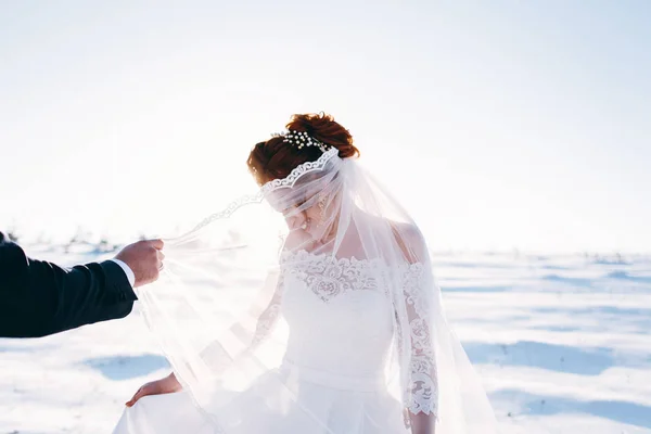 Noiva Com Noivo Andando Pelo Prado Divertindo Dia Inverno — Fotografia de Stock