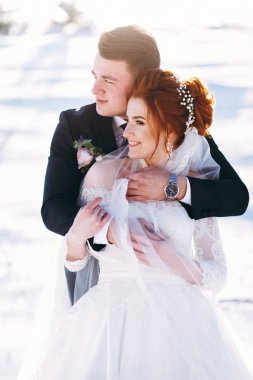 Dışarıda kış günde sarılma romantik yeni evliler 