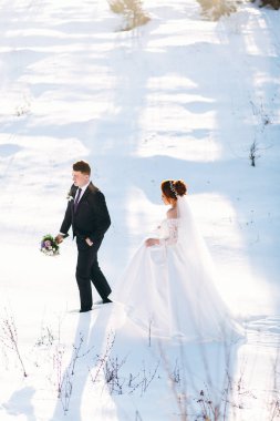 Çayır tarafından yürüyüş ve having fun kış günü damat ile gelin