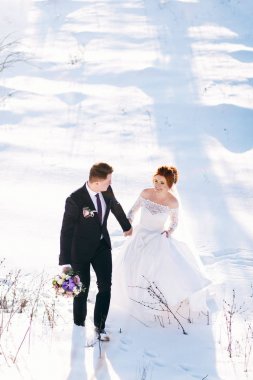 Çayır tarafından yürüyüş ve kış günde elele damat ile gelin