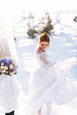 Çayır tarafından yürüyüş ve having fun kış günü damat ile gelin