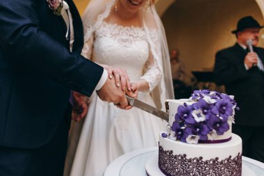 Gelinle damat kesme düğün pastası closeup