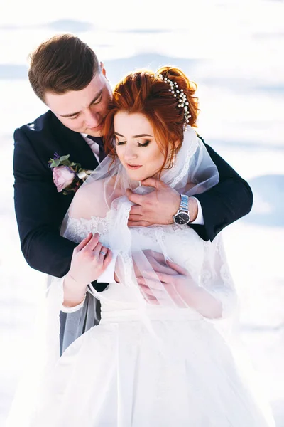 Casamentos Românticos Abraçando Fora Dia Inverno — Fotografia de Stock