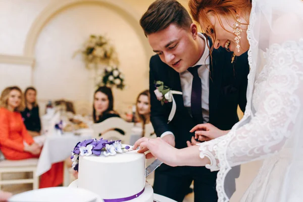 Närbild Bruden Med Brudgummen Skär Bröllopstårta — Stockfoto