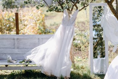 Kompozisyon düğün elbise ayakkabı tezgah ve ayna ağaç dalına asılı