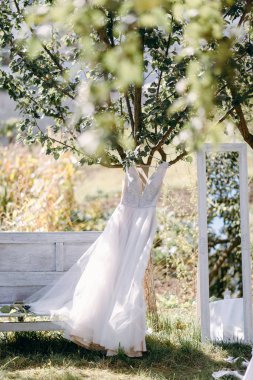 Kompozisyon düğün elbise ayakkabı tezgah ve ayna ağaç dalına asılı