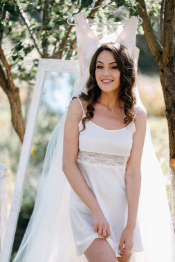 Gelin dalgalı saç ve Bahçe aynada, poz peçe ile