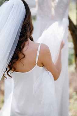 Dikiz gelin peçe ve asılı elbise dokunmadan sabahlık