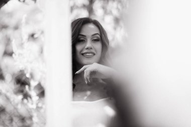 Bahçe aynaya bakarak gelin closeup