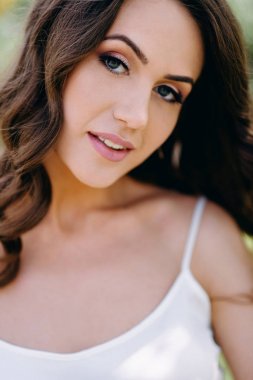 Flört ve kameraya bakarak ihale gelin