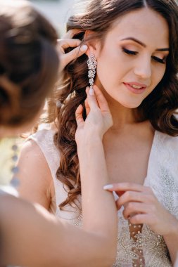 Bahçede Küpeli nedime yardım gelinin arkadan görünüş