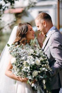 Bahçede flört güzel yeni evliler closeup