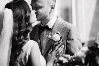 Sarılma ve öpüşme yeni evliler yan görünüm