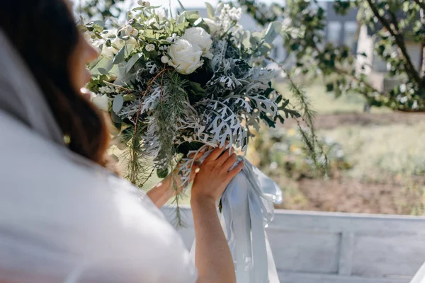 Closeup Των Κορδέλες Δεσμευτική Νύφη Στη Γαμήλια Ανθοδέσμη Στον Κήπο — Φωτογραφία Αρχείου