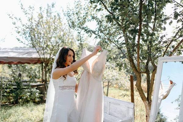 掛かる庭で枝のウェディング ドレスの花嫁の側面図 — ストック写真