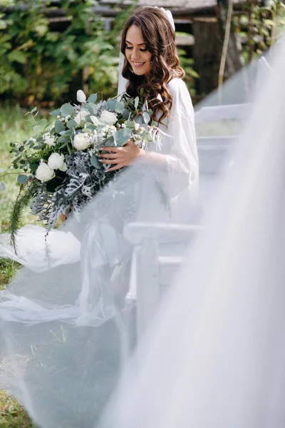 ウェディング ドレスとブーケと花嫁をぶら下げてホワイト — ストック写真