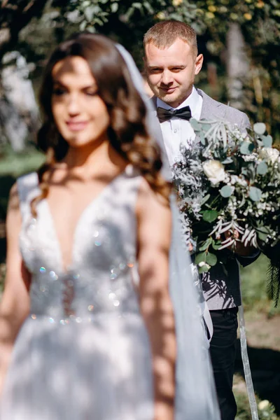 Novia Feliz Caminando Jardín Novio Con Ramo Boda Siguiendo Detrás —  Fotos de Stock