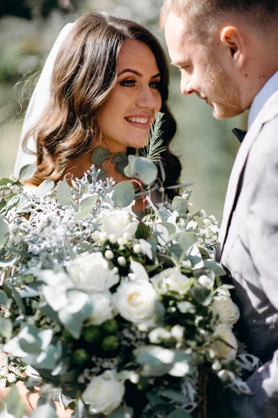 Fechar Recém Casados Encantadores Flertando Jardim — Fotografia de Stock