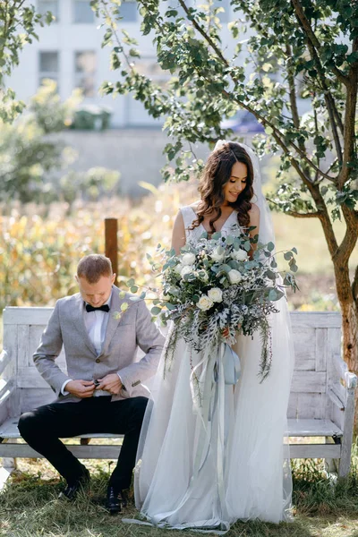 Vista Frontal Noivo Sentado Banco Noiva Com Buquê Casamento — Fotografia de Stock