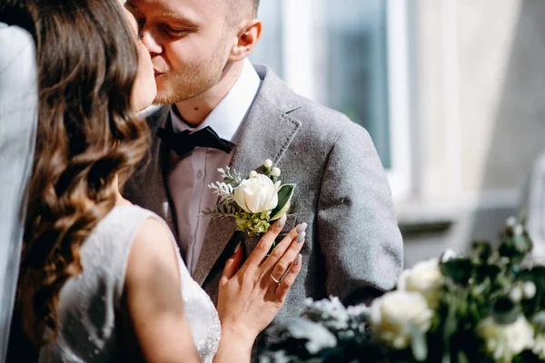 Vista Lateral Los Recién Casados Abrazos Besos — Foto de Stock