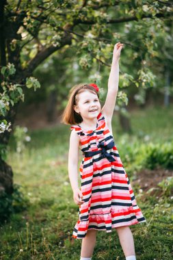 Dala el çekerek kız portresi