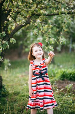 Dala el çekerek kız portresi