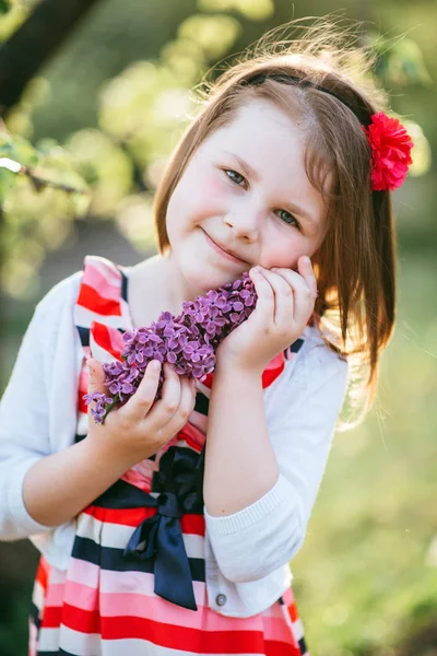 Retrato Menina Bonito Segurando Ramo Lilás Posando Câmera Jardim Maçã — Fotografia de Stock