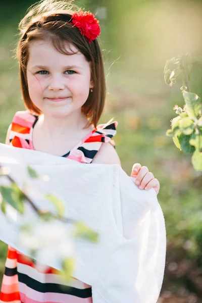 Fechar Menina Bonito Vestido Sorrindo Posando Ramo Maçã Florescendo — Fotografia de Stock