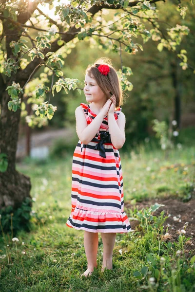Menina Bonito Sorrindo Aproveitando Tempo Jardim Florescendo — Fotografia de Stock