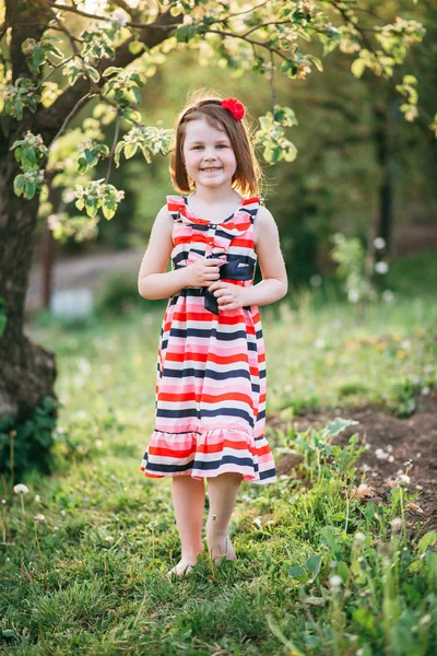 Menina Bonito Sorrindo Posando Para Câmera Jardim Florescendo — Fotografia de Stock