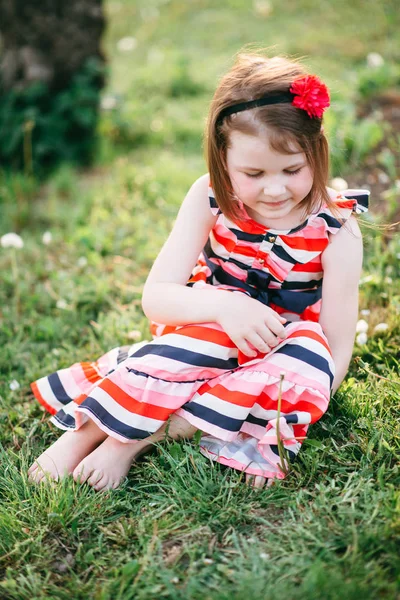 Descalço Menina Vestido Listrado Sentado Grama Verde — Fotografia de Stock