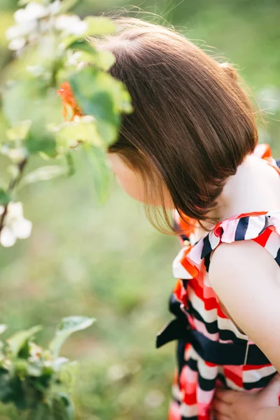 Visão Traseira Menina Brincando Jardim Primavera — Fotografia de Stock